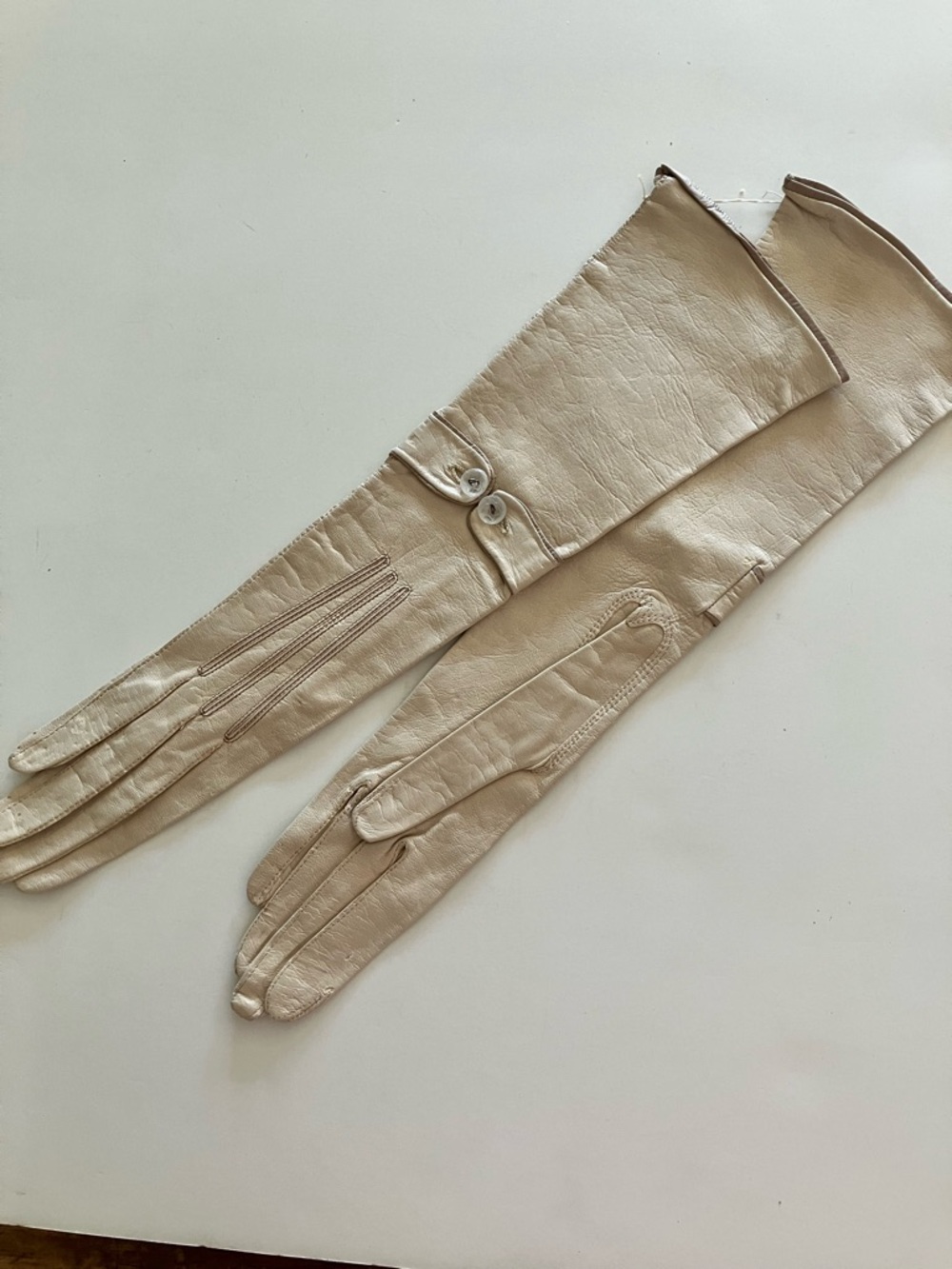 Vintage Beige Leather Woman’s Gloves
